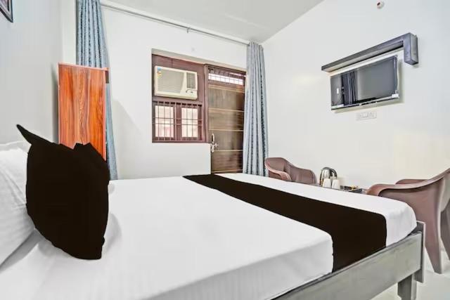 Rooftop Castle Hotell Noida Exteriör bild